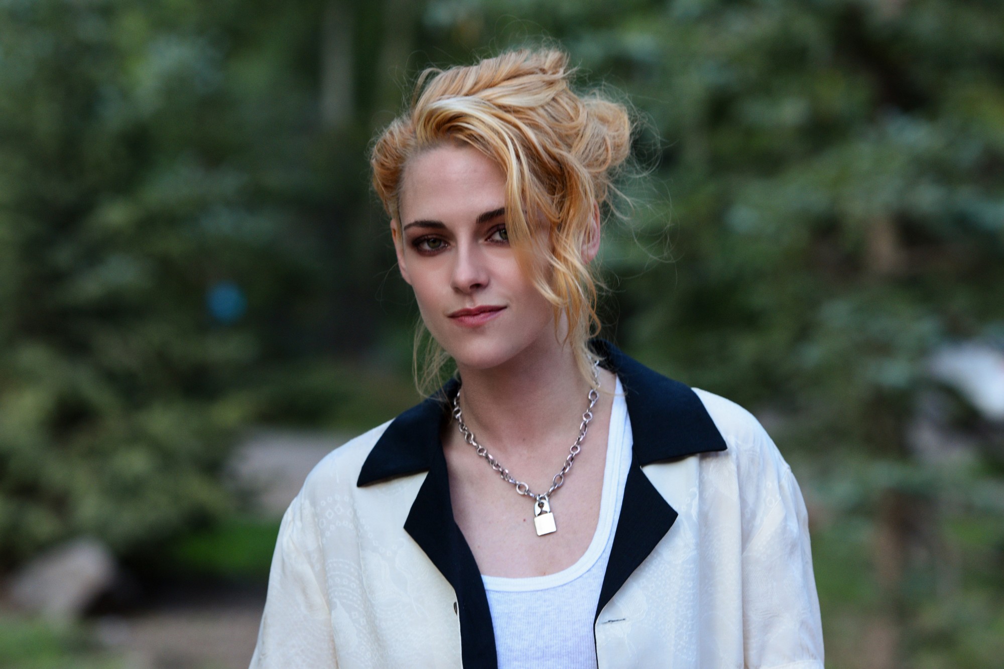 Twilight star Kirsten Stewart recalls working with “first love” Pattinson, engaged to Dylan Meyers!